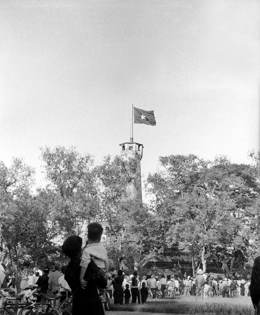 Los pobladores miraron con orgullo y alegría a la Torre de la Bandera de Hanoi y la insignia nacional. (Fuente: VNA)