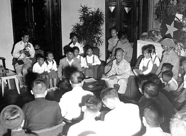 El Presidente Ho Chi Minh recibió a los representantes capitalinos el 16 de octubre de 1954. (Fuente: VNA)