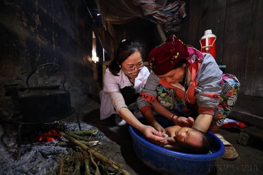Durante los últimos nueve años, la joven partidista, doctora Mai Thi Hien, de la etnia de Tay, superó todas las dificultades y los obstáculos para encargarse de la instalación clínica de la comuna de Ho Quang Phin, del distrito de Dong Van, en la provincia norteña de Ha Giang. (Fuente: VNA)