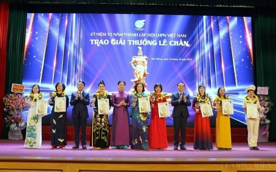 Ocho féminas destacadas recibieron el premio Le Chan, entregado por la Unión de Mujeres de la ciudad de Hai Phong, el 18 de octubre de 2022. (Fuente: VNA)