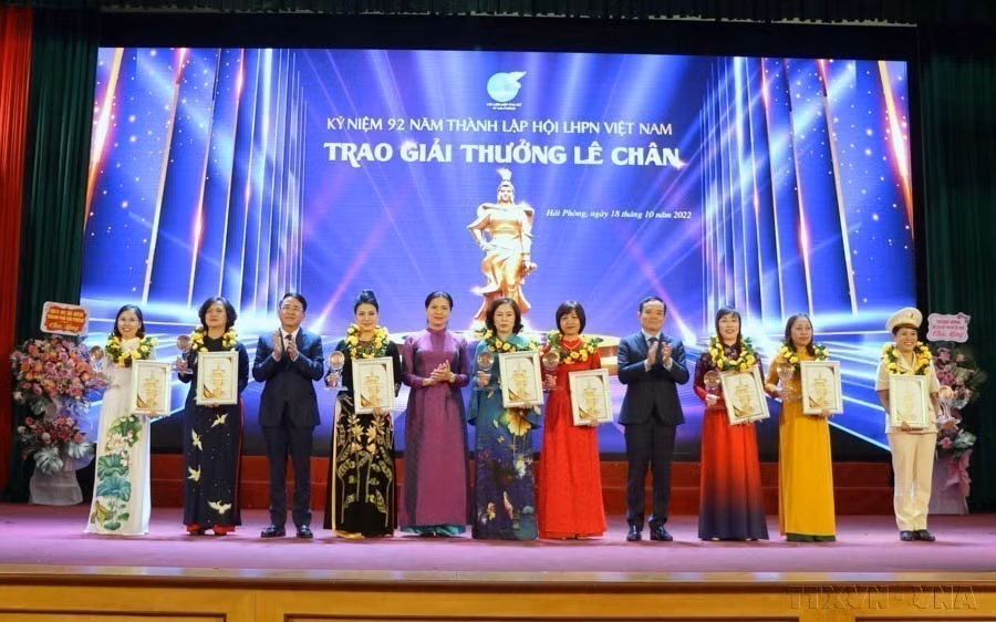 Ocho féminas destacadas recibieron el premio Le Chan, entregado por la Unión de Mujeres de la ciudad de Hai Phong, el 18 de octubre de 2022. (Fuente: VNA)