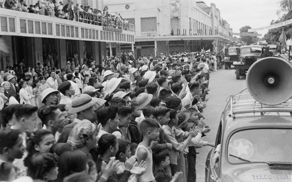 Decenas de miles de hanoienses acudieron a las calles para dar la bienvenida a la tropa revolucionaria el 10 de octubre de 1954. (Fuente: VNA)