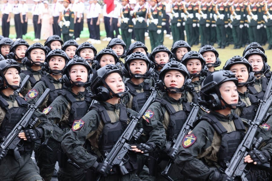 Mujer soldado de la Policía Especial participó en el desfile del 70 aniversario de la Victoria de Dien Bien Phu (7 de mayo de 1954 - 7 de mayo de 2024). (Fuente: VNA)