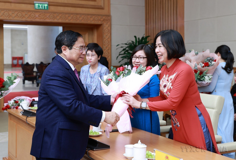 El primer ministro Pham Minh Chinh entregó flores para felicitar a la directora general de la Agencia Vietnamita de Noticias (VNA), Vu Viet Trang, y la subdirectora general de esta agencia, Doan Thi Tuyet Nhung, durante un encuentro con mujeres dirigentes de agencias administrativas centrales, en el cual también otorgó los premios Kovalevskaia a las científicas sobresalientes en 2022. (Fuente: VNA)