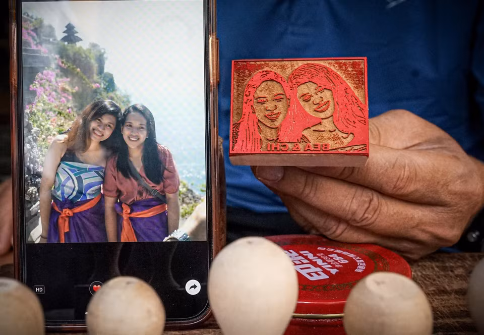 El grabado de sellos hecho a mano es una profesión de larga data en Hanoi. Además de los motivos populares, hoy en día los sellos también son recuerdos con contenido diverso según las preferencias y requisitos de cada cliente. (Fuente: VNA)