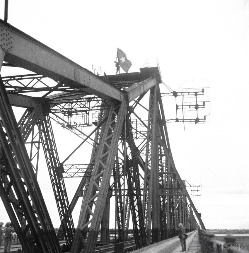 Un soldado colocó la bandera de la liberación en el puente Long Bien. (Fuente: VNA)