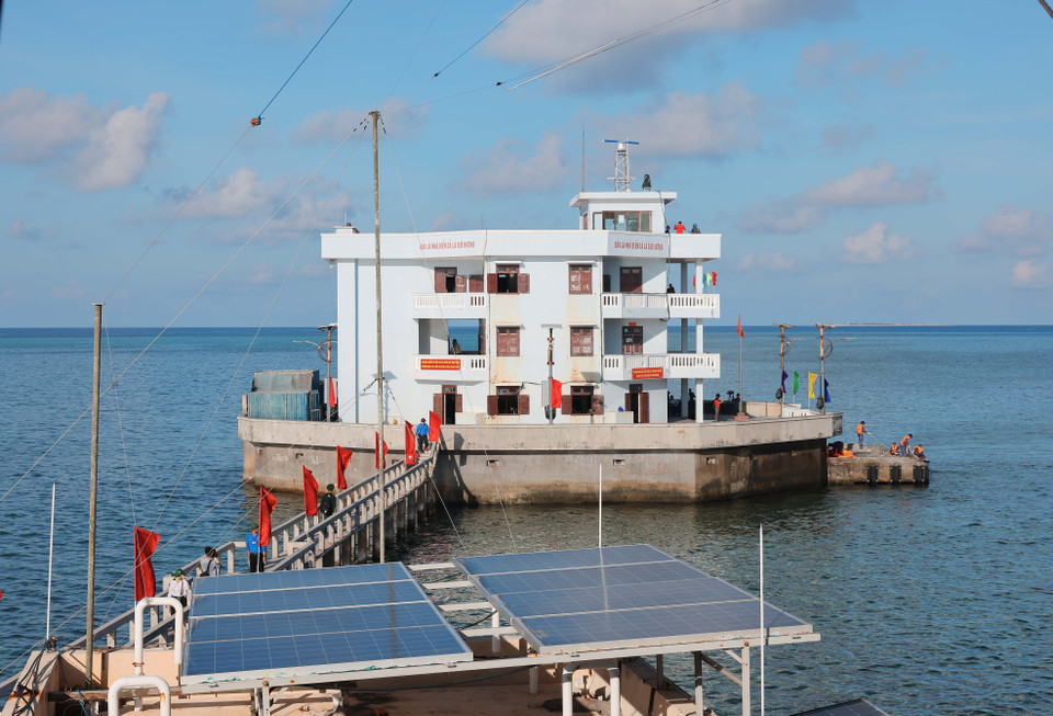 Un sistema fotovoltaico en la isla Da Thi. (Foto: VNA)
