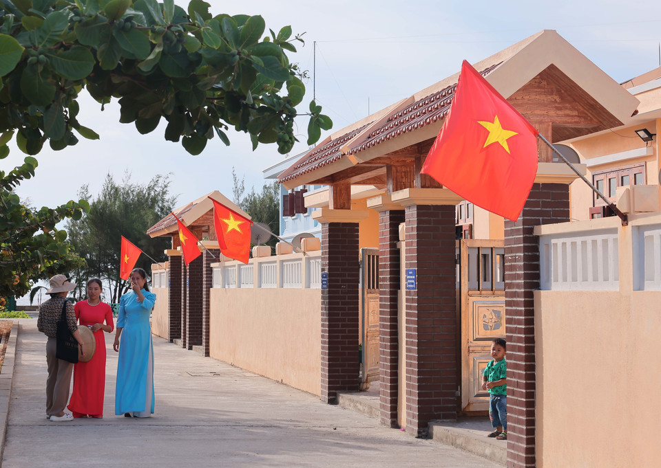 Las casas recién construidas en la isla Da Tay A son espaciosas y modernas, satisfaciendo las necesidades básicas de los residentes. (Foto: VNA)