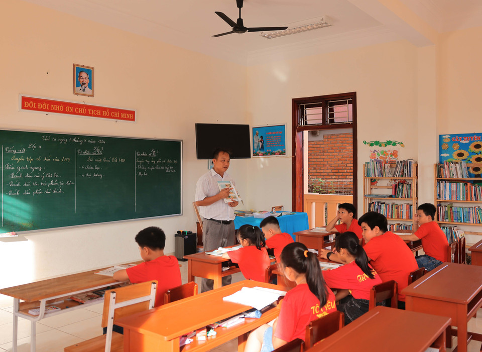 Una clase con estudiantes en la isla Da Tay A. (Foto: VNA)