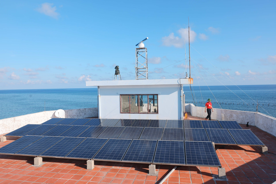 Los sistemas de energía solar están instalados en las islas del distrito insular de Truong Sa, a fin de atender las necesidades de los oficiales y pobladores locales. (Foto: VNA)