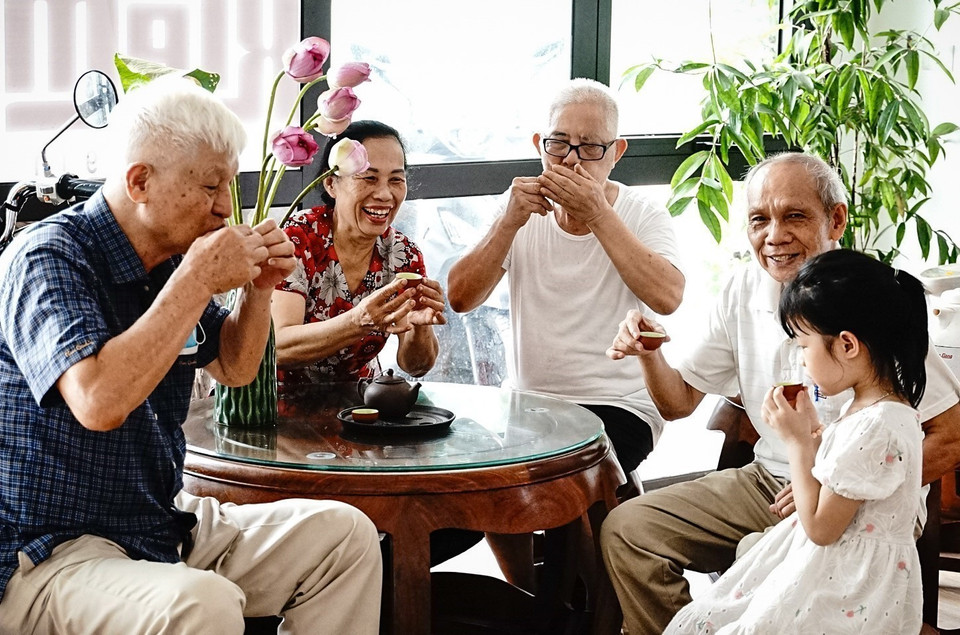 Chatear con queridos amigos y disfrutar del delicioso aroma de una taza de té de loto ha sido durante mucho tiempo algo especial para los hanoyenes. (Fuente: VNA)