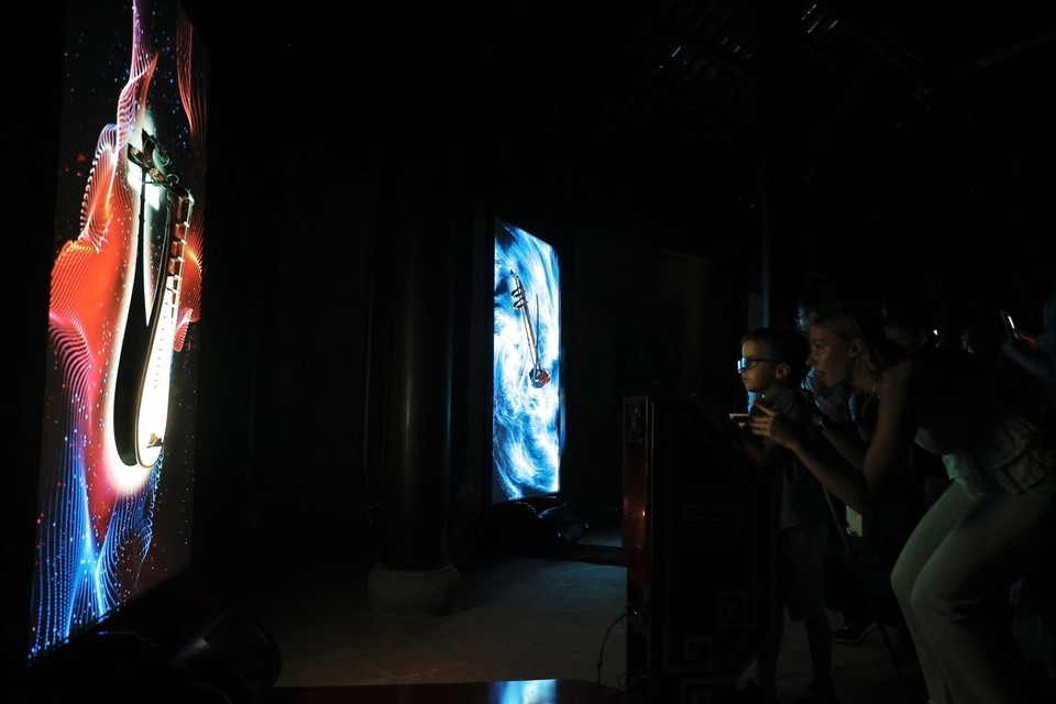 Visitantes experimentan con las obras sonoras combinadas con luz en el festival. (Fuente: VNA)