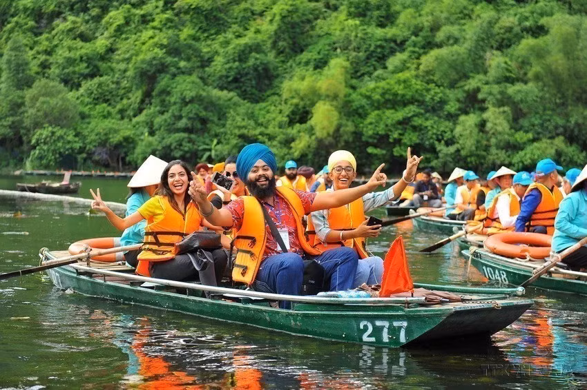 La delegación india participante en el X Festival de la Amistad entre Vietnam e India visitó el complejo turístico de Trang An, en la provincia de Ninh Binh, el 13 de agosto de 2019. (Fuente: VNA)
