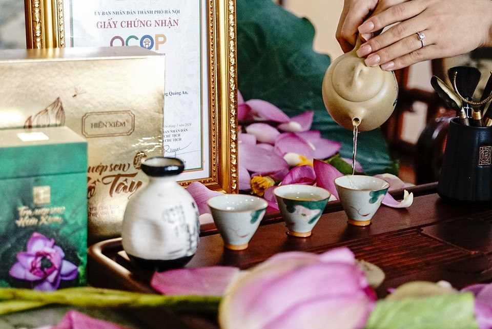 El té de loto de Tay Ho, del distrito homónimo de la capital, requiere un proceso meticuloso de elaboración (durante varias semanas). Este producto de la marca Hien Xiem recibió el reconocimiento del programa "Cada Comuna, Un Producto" (OCOP) y se ha usado durante las reuniones entre los dirigentes vietnamitas y extranjeros. (Fuente: VNA)