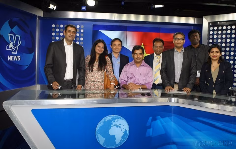 Le Duy Truyen, entonces subdirector general de la Agencia Vietnamita de Noticias, y Chand Manish, entonces editor jefe del periódico indio The IndiaWrites, visitaron el 21 de abril de 2015 el estudio de televisión de VNA. (Fuente: VNA)