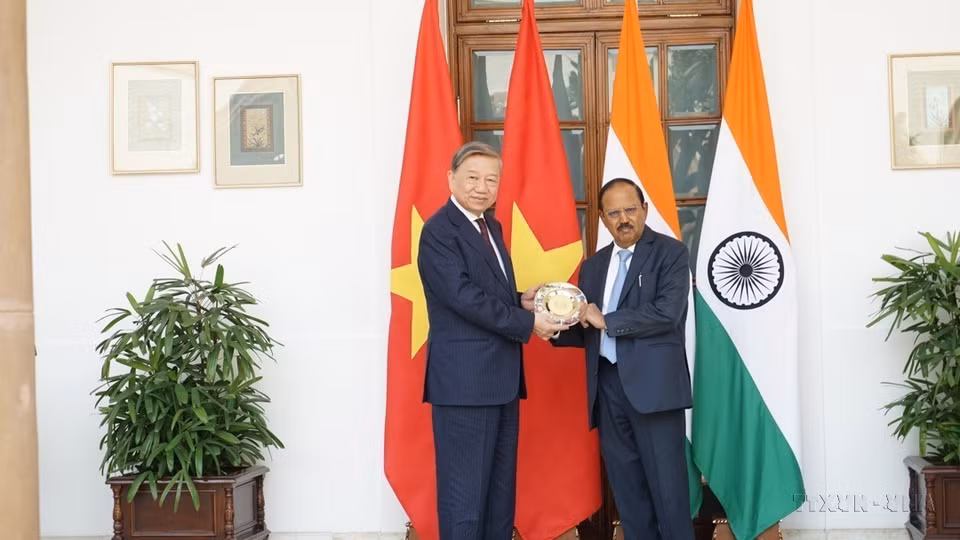 El entonces ministro de Seguridad Pública de Vietnam, To Lam, se reunió con el asesor de seguridad nacional de la India, Ajit Kumar Doval, durante su visita a la India en 2023. (Fuente: VNA)