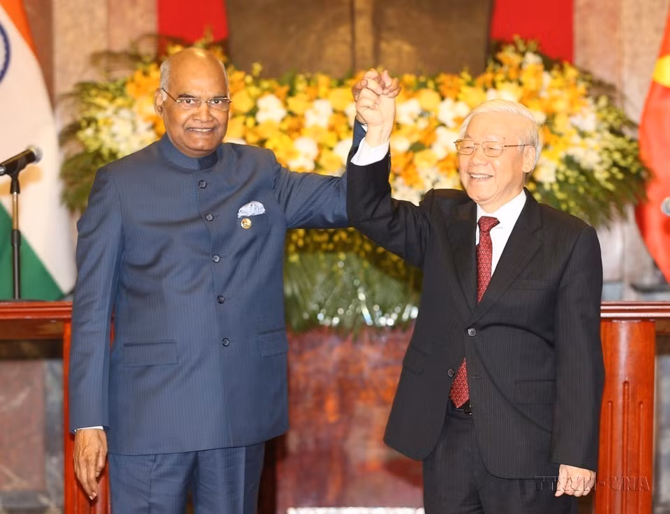 El entonces secretario general y presidente de Vietnam Nguyen Phu Trong y el entonces presidente indio, Ram Nath Kovind, después de una reunión con la prensa el 20 de noviembre de 2018 en Hanoi. (Fuente: VNA)