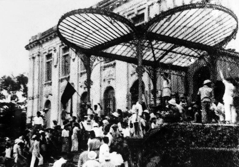 El 19 de agosto de 1945, después de un mitin en la plaza del Gran Teatro de la Ópera, los capitalinos invadieron el Palacio de Tonkín, la sede del gobierno francés en el Norte.
