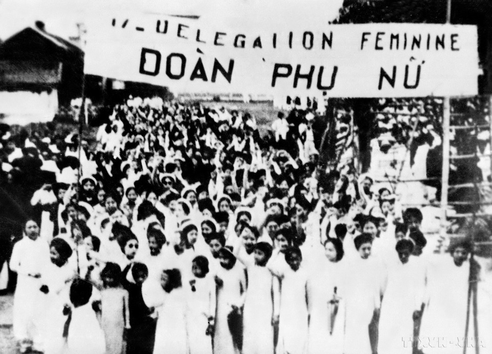 Mujeres de Hanoi participaron en un mitin para celebrar el Día Internacional de los Trabajadores en la zona de Dau xao (mayo de 1938) durante el movimiento revolucionario que exigía medios de vida y democracia para el pueblo (1936 - 1939).