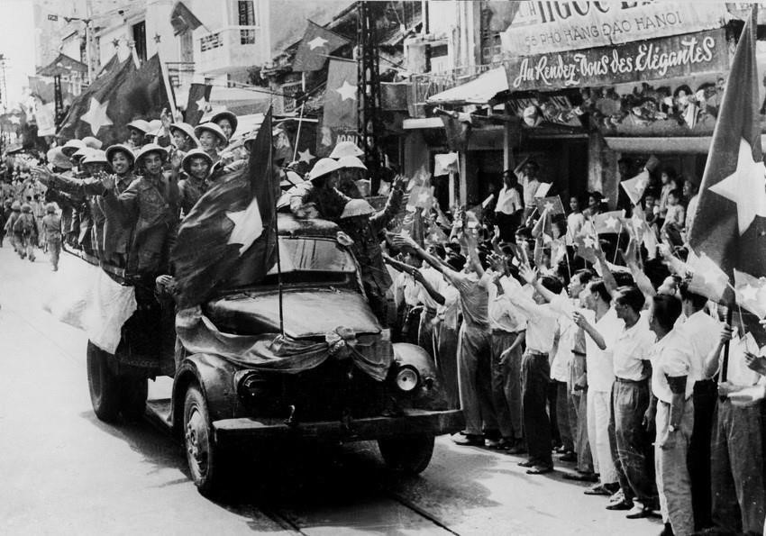 Durante la mañana del 10 de octubre de 1954, el ejército vietnamita entró por cinco puertas para liberar la capital, poniendo fin a los nueve años de la lucha resistencia contra los colonialistas franceses llena de sacrificios y dificultades.