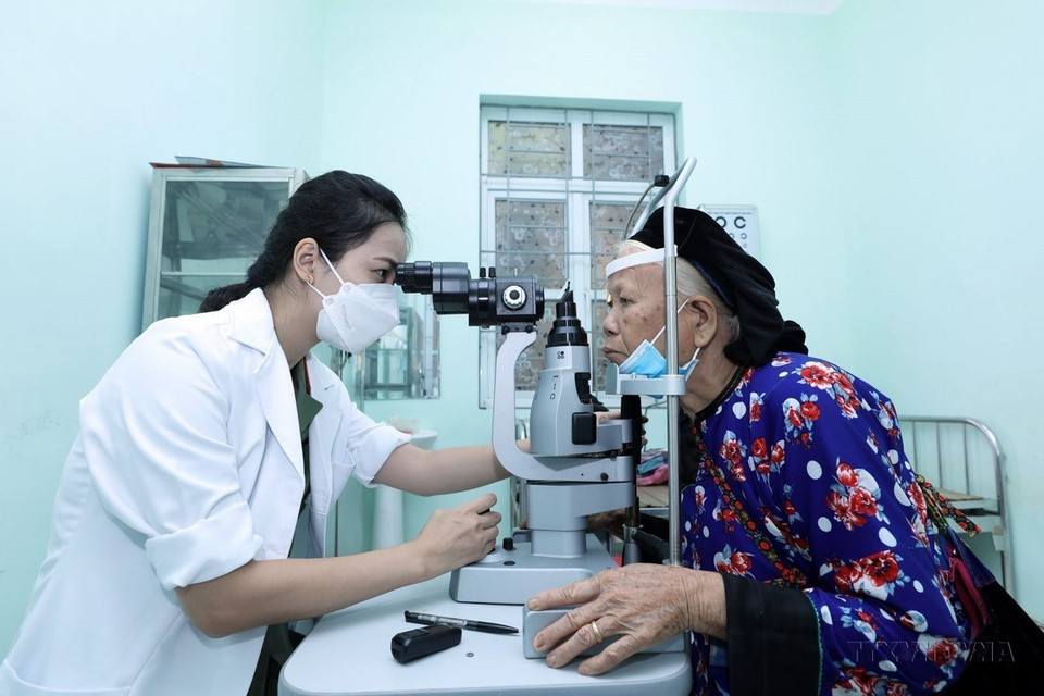 El Hospital 19-8 (dependiente del Ministerio de Seguridad Pública) ofrece exámenes gratuitos de detección de enfermedades oculares a 300 personas en la comuna de Hoa Son, distrito de Huu Lung (provincia de Lang Son) y otras localidades cercanas. (Foto: VNA)