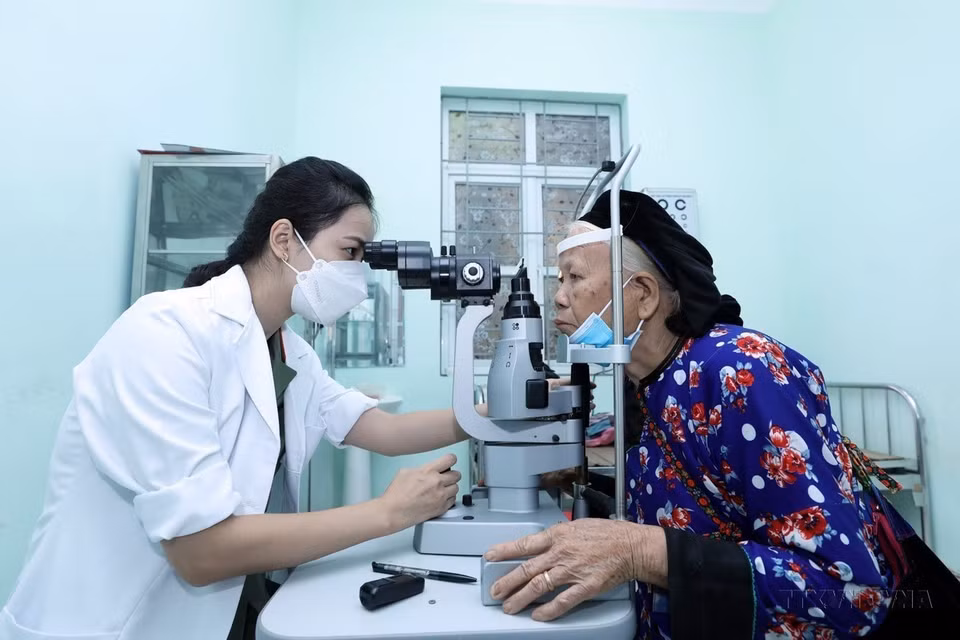 El Hospital 19-8 (dependiente del Ministerio de Seguridad Pública) ofrece exámenes gratuitos de detección de enfermedades oculares a 300 personas en la comuna de Hoa Son, distrito de Huu Lung (provincia de Lang Son) y otras localidades cercanas. (Foto: VNA)