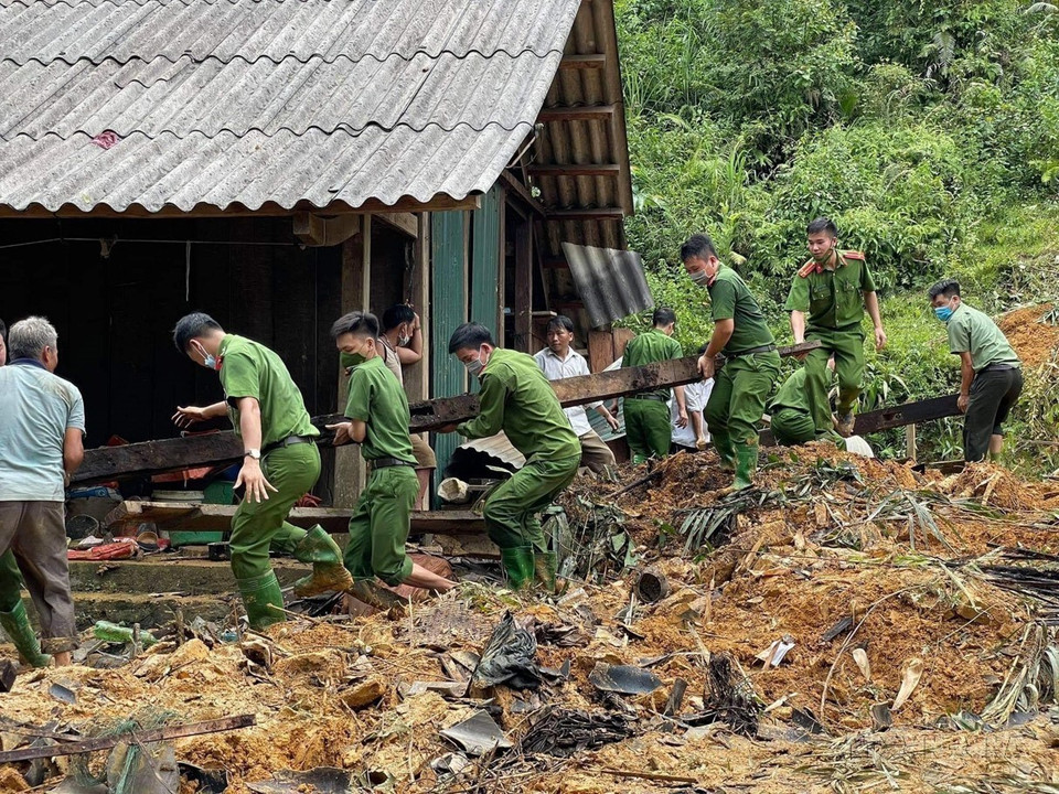 La policía del distrito de Na Hang (Tuyen Quang) ayuda a los pobladores de la aldea de Khau Phieng a superar las consecuencias de las inundaciones. (Foto: VNA)