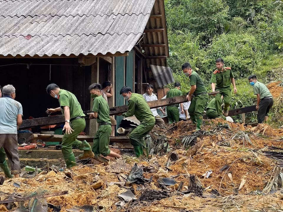 La policía del distrito de Na Hang (Tuyen Quang) ayuda a los pobladores de la aldea de Khau Phieng a superar las consecuencias de las inundaciones. (Foto: VNA)