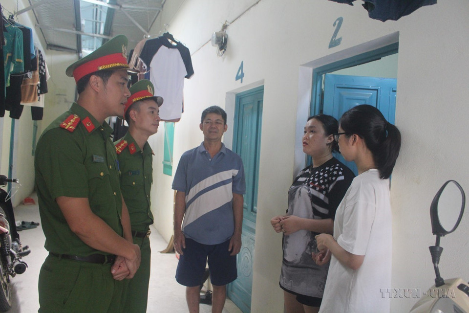 La policía del distrito de Quang Thanh, ciudad de Thanh Hoa, en la provincia homónima, instruye a los propietarios de establecimientos de alojamiento sobre las regulaciones para operar sus negocios de manera legal y prevenir el crimen. (Foto: VNA)