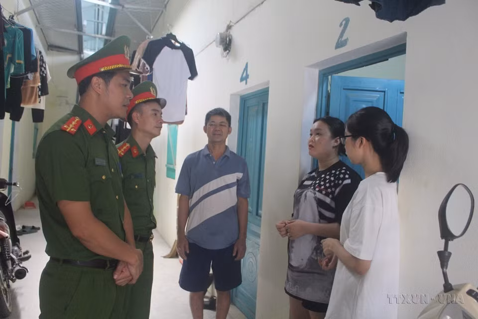 La policía del distrito de Quang Thanh, ciudad de Thanh Hoa, en la provincia homónima, instruye a los propietarios de establecimientos de alojamiento sobre las regulaciones para operar sus negocios de manera legal y prevenir el crimen. (Foto: VNA)