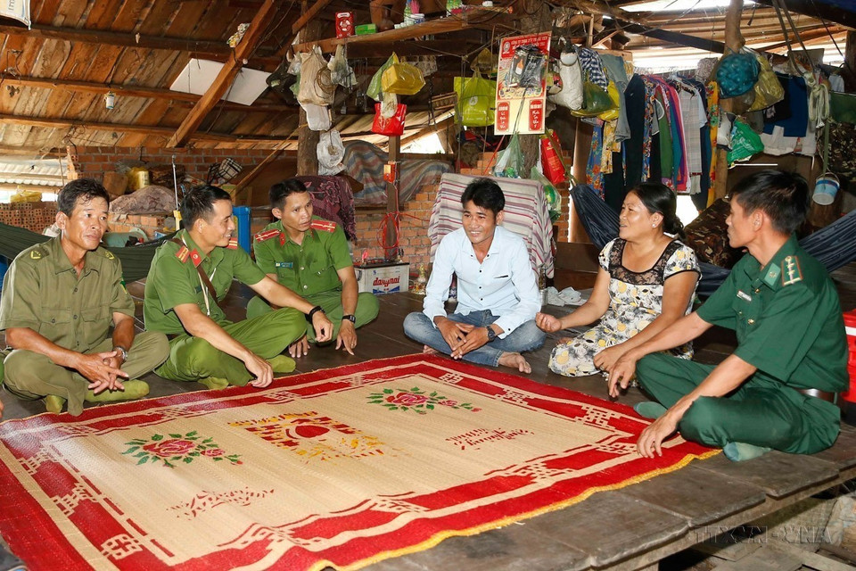 Las fuerzas de seguridad pública de la comuna de Ia Rve, distrito de Ea Sup, provincia de Dak Lak, visitan a los pobladores residentes en la frontera noroeste, que limita con Camboya. (Foto: VNA)
