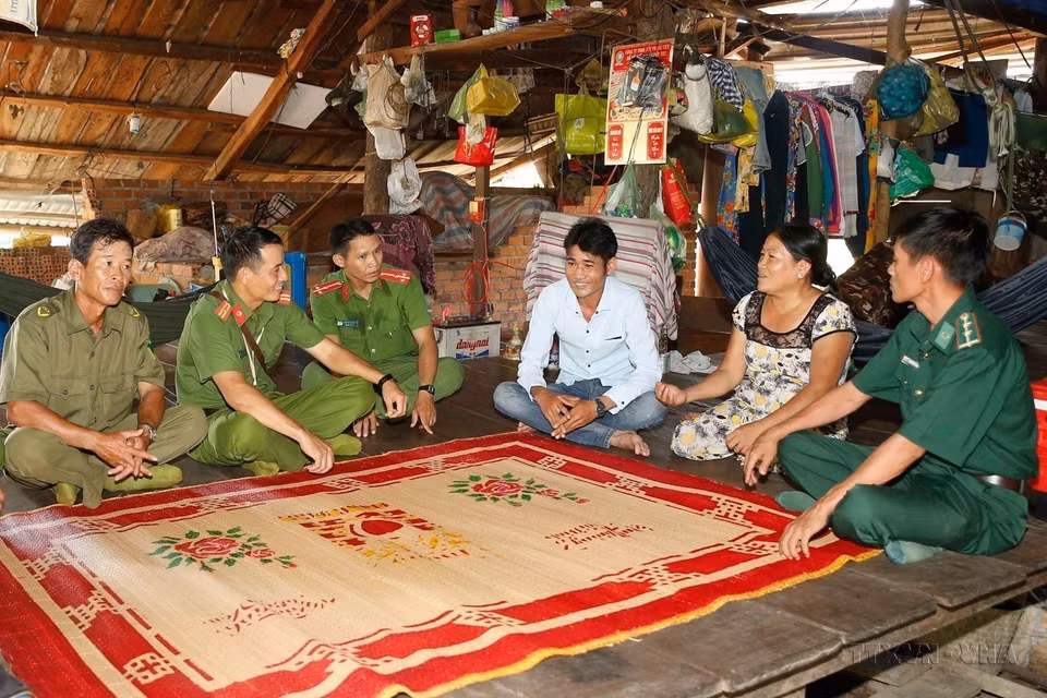 Las fuerzas de seguridad pública de la comuna de Ia Rve, distrito de Ea Sup, provincia de Dak Lak, visitan a los pobladores residentes en la frontera noroeste, que limita con Camboya. (Foto: VNA)