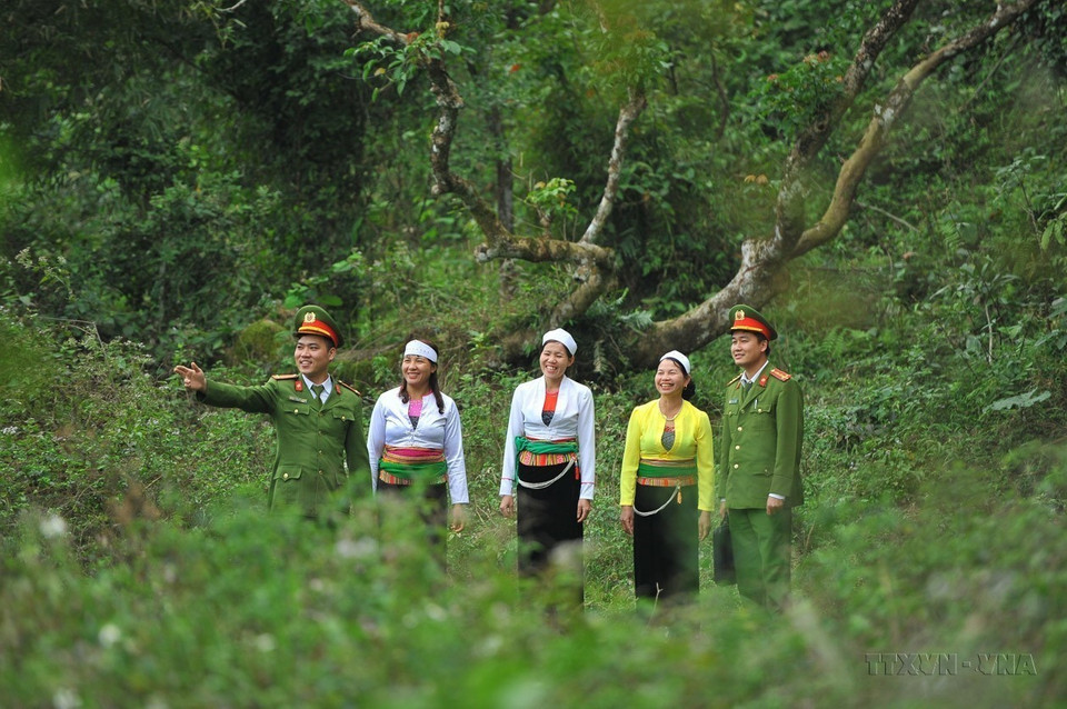 La policía de la comuna de Cuc Phuong, distrito de Nho Quan (Ninh Binh), patrulla con los aldeanos de la etnia Muong para garantizar la seguridad y el orden en la zona. (Foto: VNA)