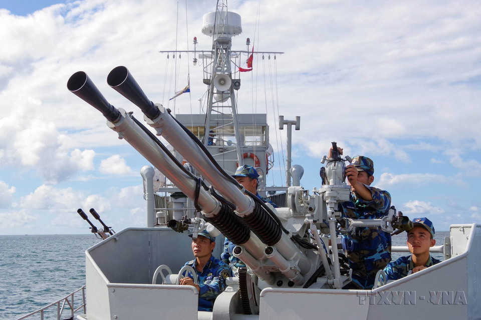 Los oficiales y soldados de la Región 5 de la Armada superan de manera proactiva y creativa todas las dificultades y desafíos y están decididos a proteger firmemente la soberanía y mantener el entorno pacífico y estable en las aguas e islas del suroeste del país. (Foto: VNA)