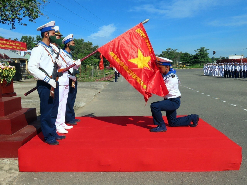 Los soldados realizan la ceremonia de honrar la bandera durante la Ceremonia de Juramento antes de partir hacia las unidades de la Región Naval 2 para cumplir sus misiones. (Foto: VNA)