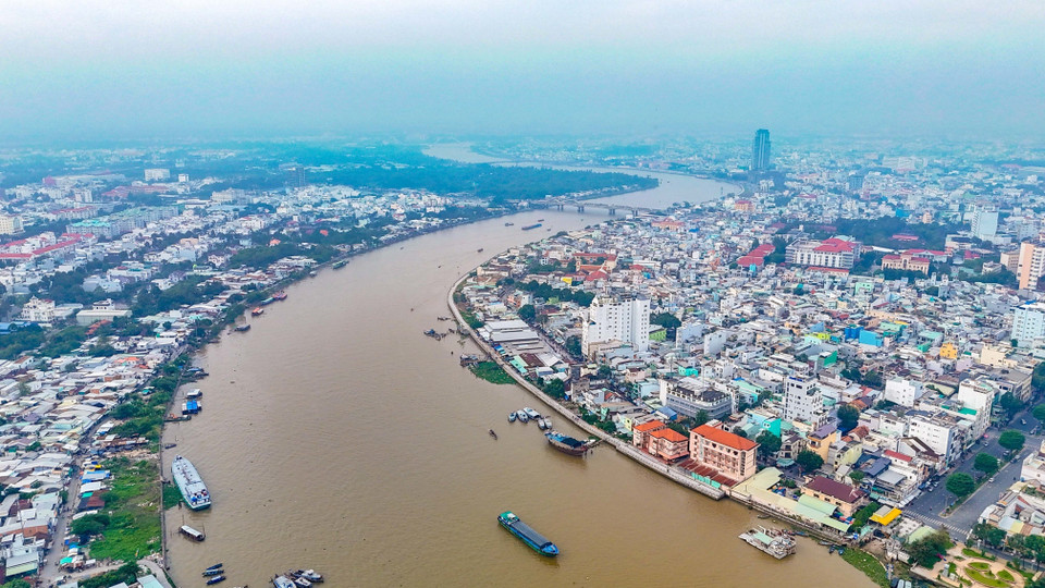 El río Can Tho, el límite natural entre los distritos de Ninh Kieu y Cai Rang, desemboca en el río Hau en el muelle de Ninh Kieu. (Foto: VNA)