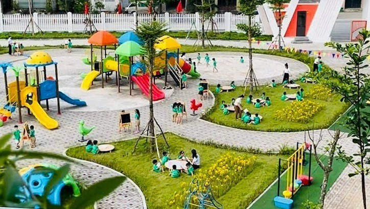 El círculo infantil Kim Chung (aldea de Nue, comuna de Kim Chung, distrito de Dong Anh) recibe inversión para la mejora de las instalaciones y atraerá a un mayor número de niños provenientes de escuelas privadas, reduciendo el número de infantes por clase. (Fuente: VNA)
