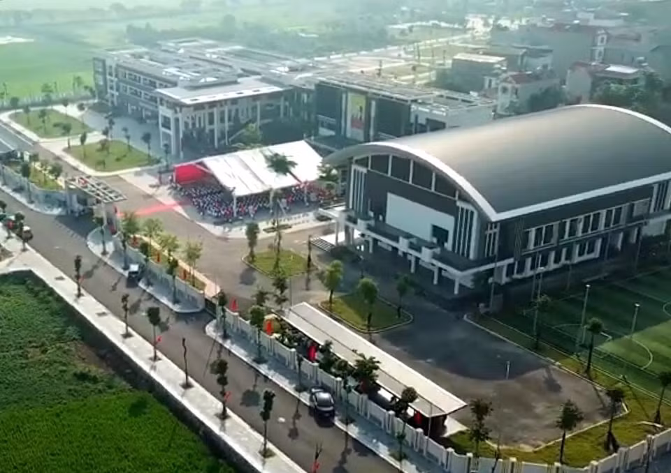 La escuela secundaria Duong Vuong (comuna de Viet Hung, distrito de Dong Anh) fue puesta en funcionamiento en mayo de 2024, justo antes del inicio del nuevo año escolar. (Fuente: VNA)