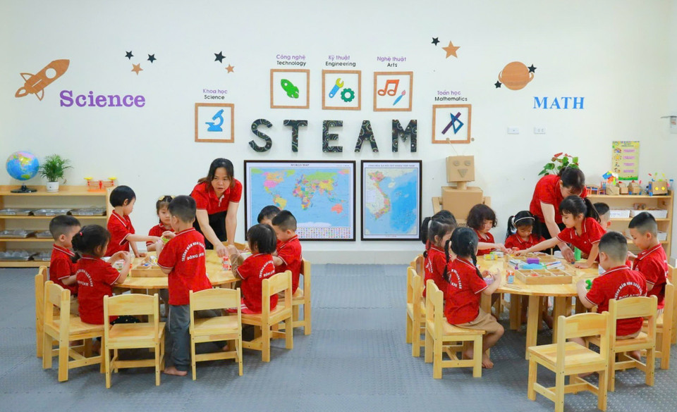 Las aulas y salas funcionales del jardín de infancia Kim Chung (aldea de Nue, comuna de Kim Chung, distrito de Dong Anh) tienen un diseño moderno y son seguros para las actividades cotidianas y el estudio de los niños. (Fuente: VNA)