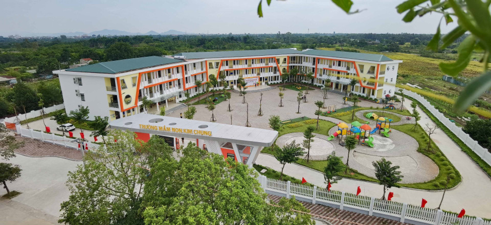 El jardín de infancia Kim Chung (pueblo de Nue, comuna de Kim Chung, distrito de Dong Anh), puesto en funcionamiento en agosto de 2024, tiene una superficie de ocho mil metros cuadrados, 16 aulas y salas y una cocina. (Fuente: VNA)