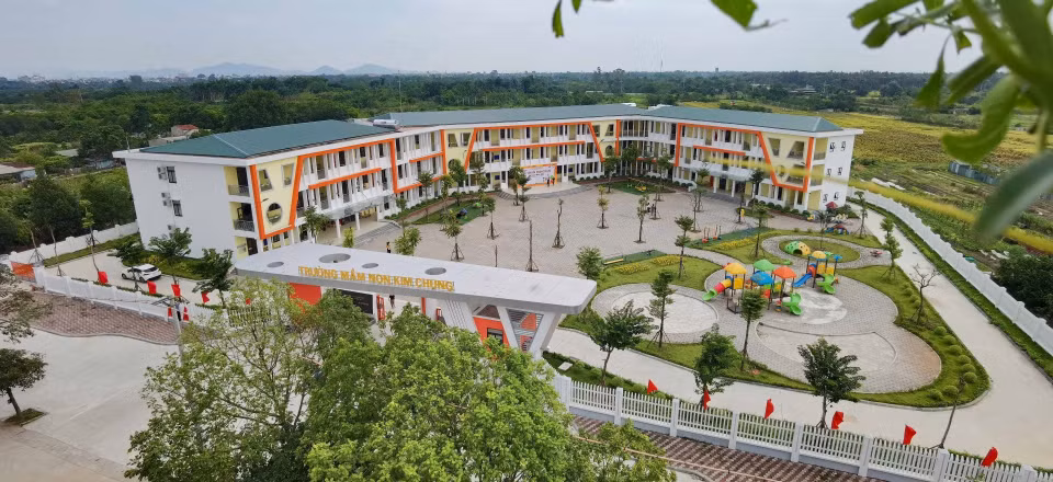 El jardín de infancia Kim Chung (pueblo de Nue, comuna de Kim Chung, distrito de Dong Anh), puesto en funcionamiento en agosto de 2024, tiene una superficie de ocho mil metros cuadrados, 16 aulas y salas y una cocina. (Fuente: VNA)