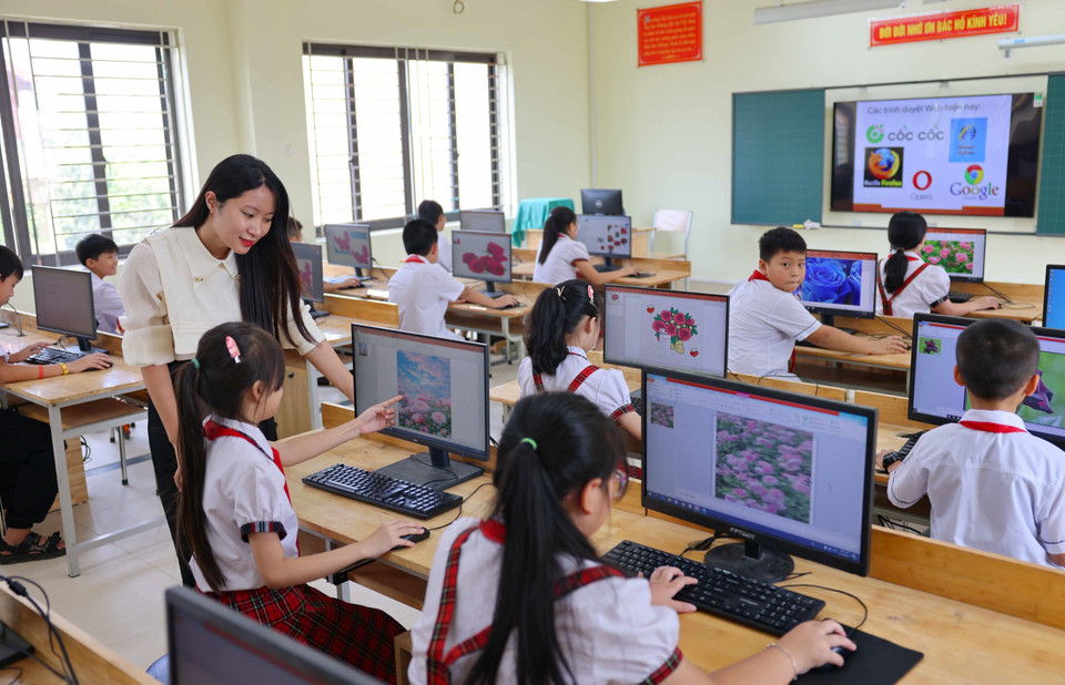 Como proyecto para celebrar el 70 aniversario de la Liberación de la capital, se invirtió y construyó la escuela primaria Dong Thap (distrito de Dan Phuong) para cumplir con los estándares nacionales de nivel 2 con un diseño de tres plantas y una superficie total de más de tres mil 100 metros cuadrados, con instalaciones auxiliares como mini cancha de fútbol, biblioteca verde, garaje, césped, árboles y sistema de extinción de incendios. (Fuente: VNA)