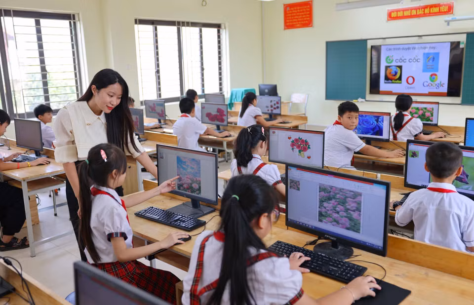Como proyecto para celebrar el 70 aniversario de la Liberación de la capital, se invirtió y construyó la escuela primaria Dong Thap (distrito de Dan Phuong) para cumplir con los estándares nacionales de nivel 2 con un diseño de tres plantas y una superficie total de más de tres mil 100 metros cuadrados, con instalaciones auxiliares como mini cancha de fútbol, biblioteca verde, garaje, césped, árboles y sistema de extinción de incendios. (Fuente: VNA)