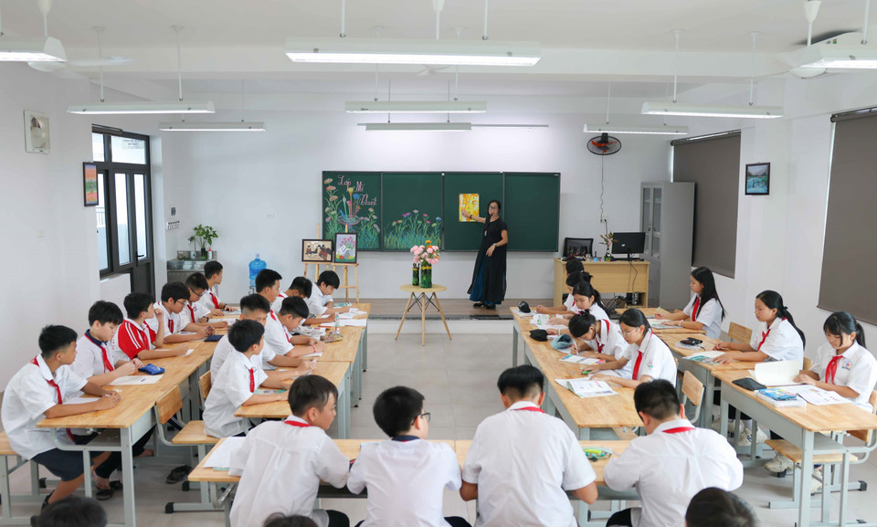 En el año escolar 2024-2025, la escuela secundaria An Duong Vuong (comuna de Viet Hung, distrito de Dong Anh) acoge a 193 estudiantes de sexto grado de un total de 469 estudiantes en el centro. (Fuente: VNA)