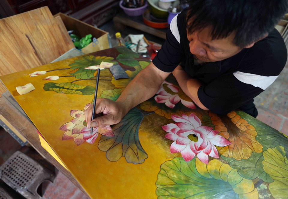 Produciendo artículos de laca en el pueblo artesanal de laca Ha Thai, comuna de Duyen Ha, distrito de Thuong Tin. (Foto: VNA)