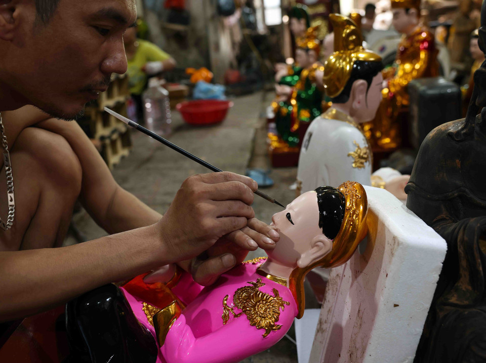 Elaborando productos espirituales en el pueblo de esculturas de bellas artes de Son Dong, distrito de Hoai Duc. (Fuente: VNA)