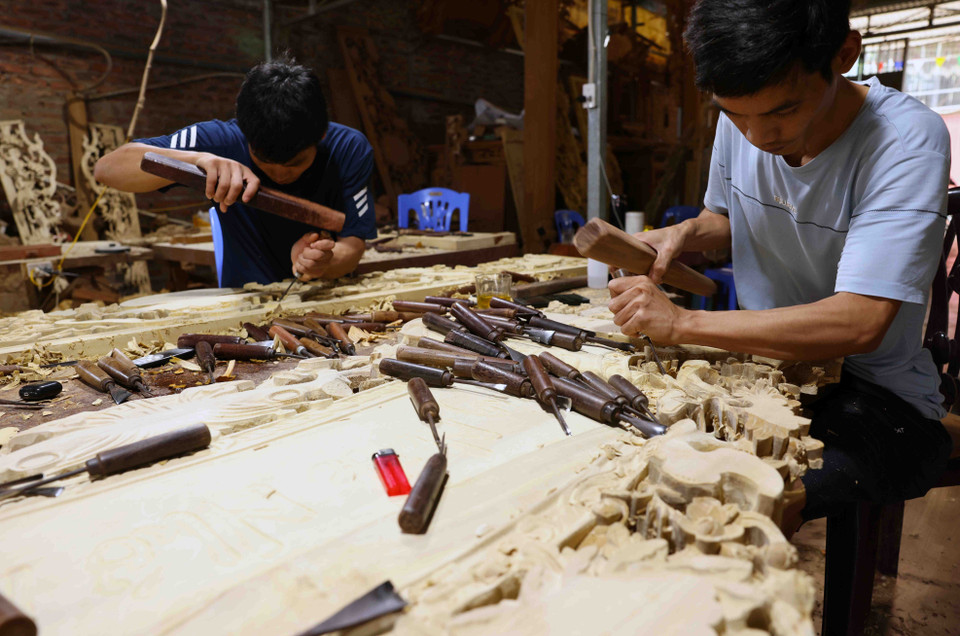 Elaborando productos espirituales en el pueblo de esculturas de bellas artes de Son Dong, distrito de Hoai Duc. (Fuente: VNA)