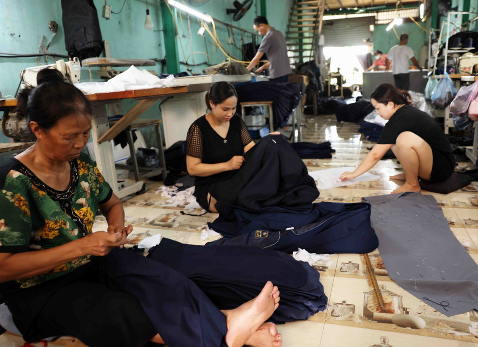 Finalización de productos de trajes en el pueblo de costura de Tu Thuan, comuna de Van Tu, distrito de Phu Xuyen. (Fuente: VNA)