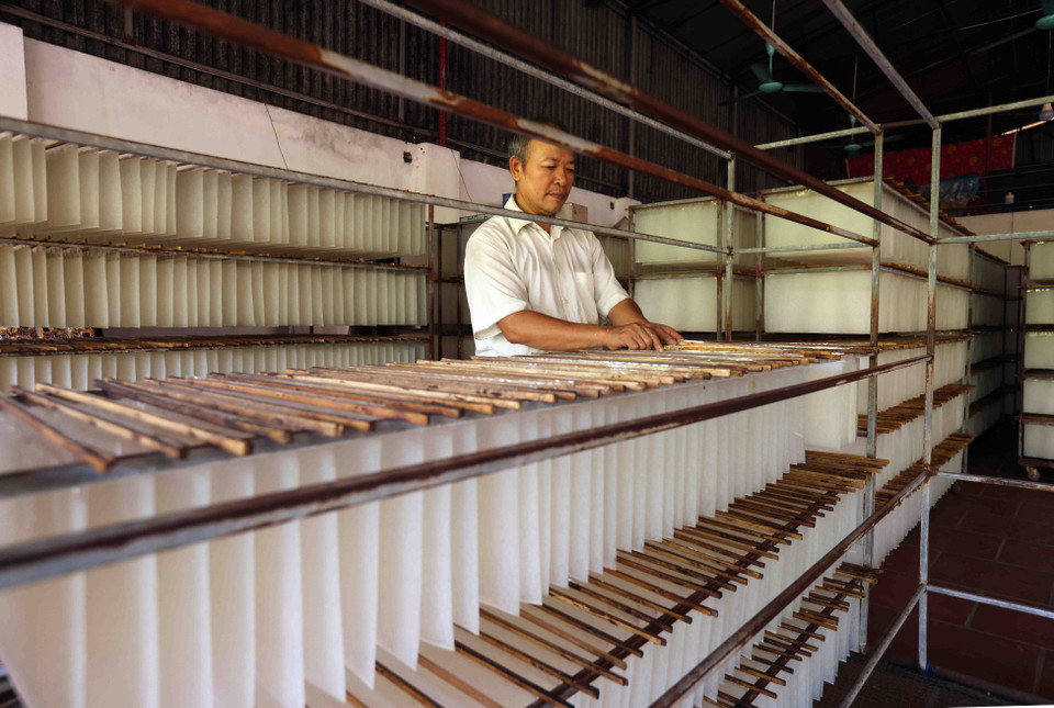 Produciendo rollos de papel de arroz en el agricultor Do Xuan Tuan en la cooperativa de la aldea de fabricación de papel de arroz de Trung Ha, comuna de Tien Thinh, distrito de Me Linh. (Foto: VNA)
