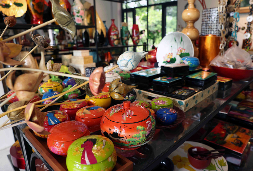 Los productos de laca del pueblo artesanal de laca Ha Thai, comuna de Duyen Ha, distrito de Thuong Tin, se exportan a los mercados europeo, japonés y coreano. (Foto: VNA)